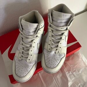 Nike Women’s Dunks White/ Sail/ Gum